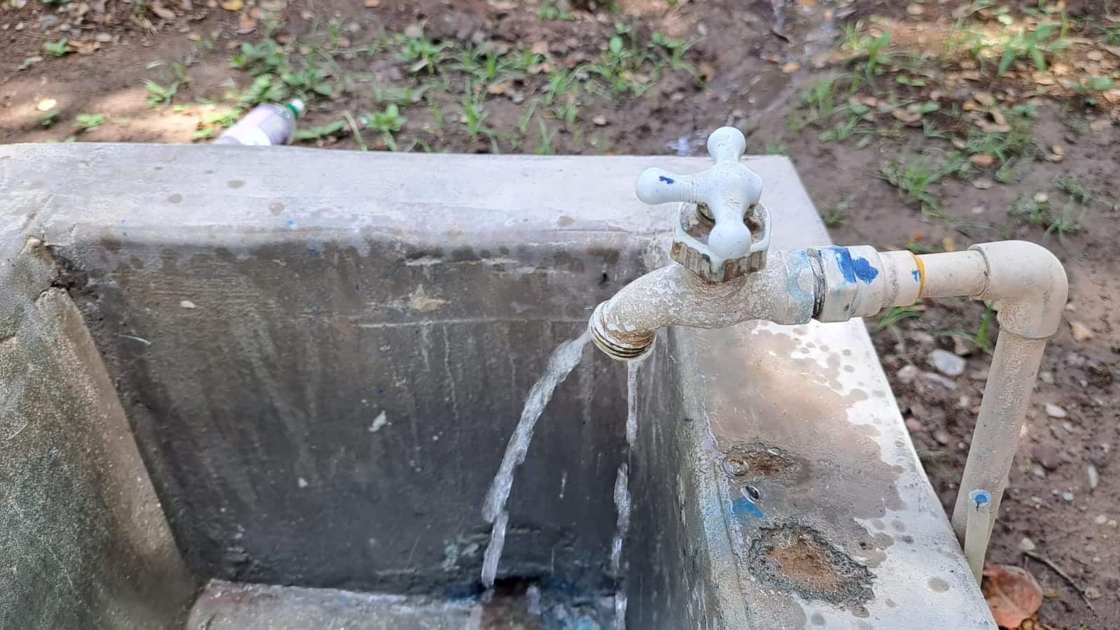 Llave con suministro de agua potable