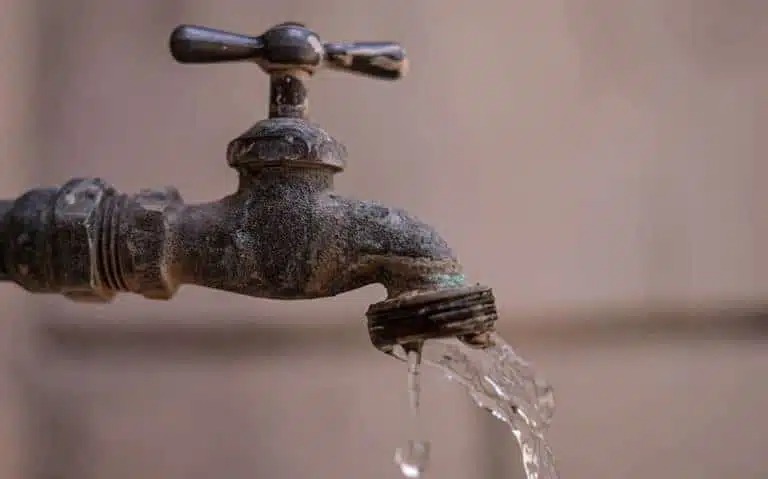 Llave tirando agua