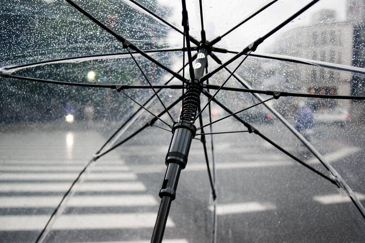 Paraguas transparente con gotas de agua por la lluvia