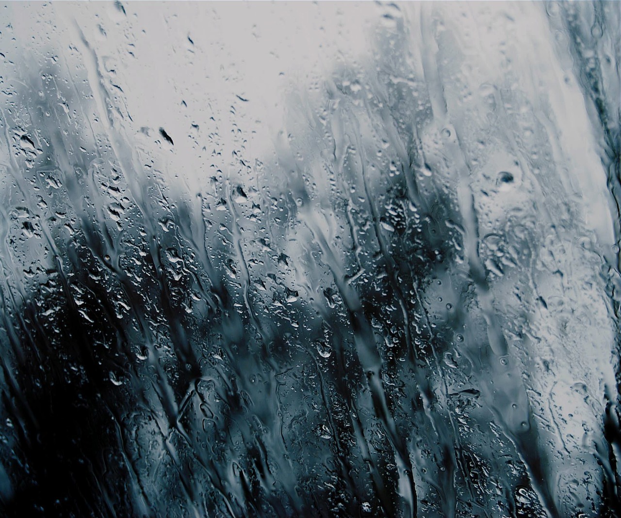 Ventana con gotas de agua por la lluvia
