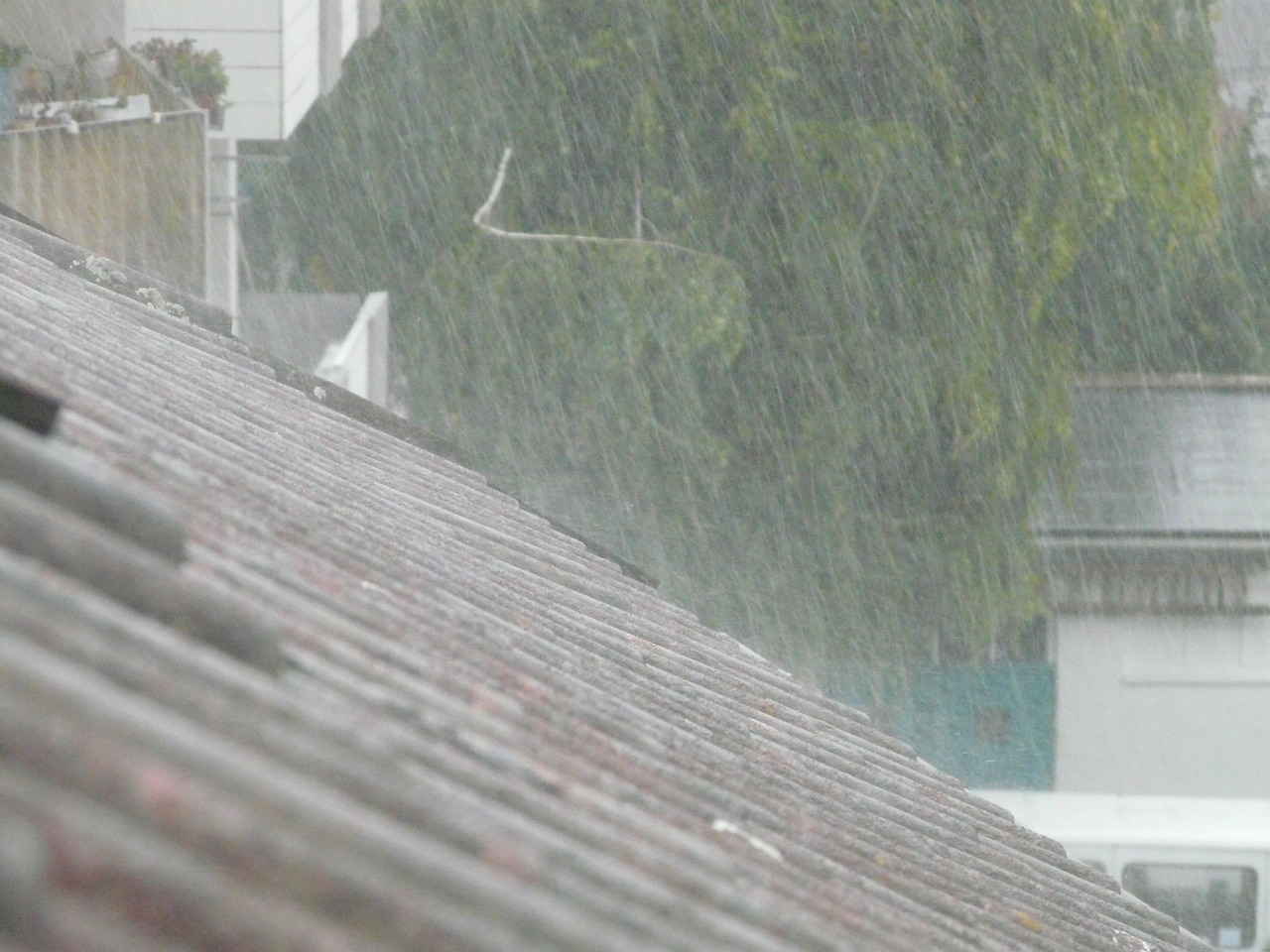 Lluvia sobre casas