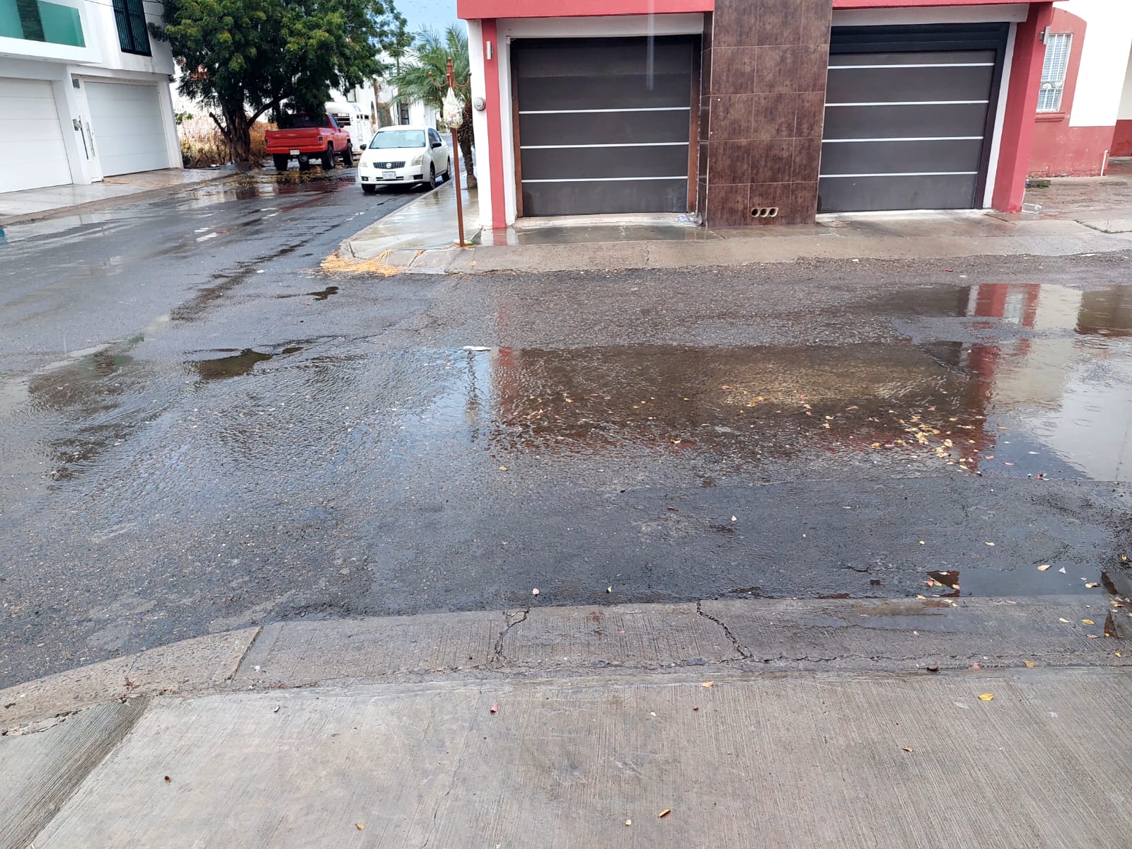 Calle mojada en una colonia