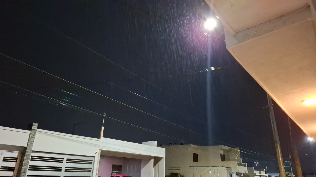 Lluvia sobre los techos de las casas