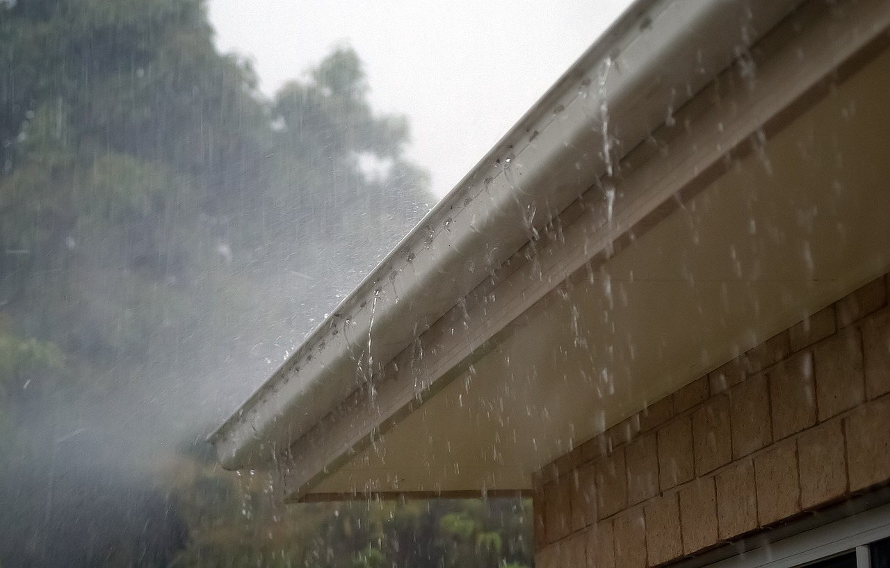 Lluvia sobre el techo de una casa