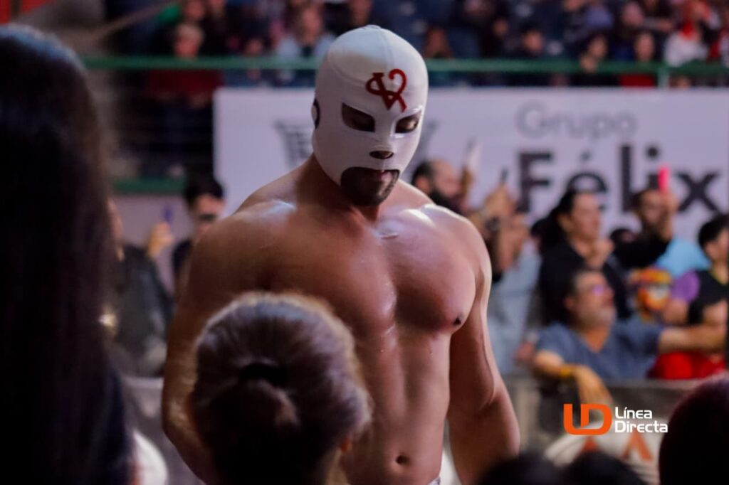 Luchador con máscara blanca 