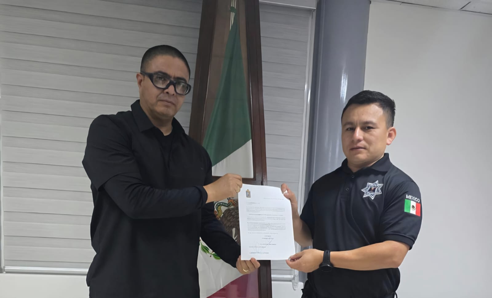 Luis Felipe Córdova Lara con constancia de nuevo cargo