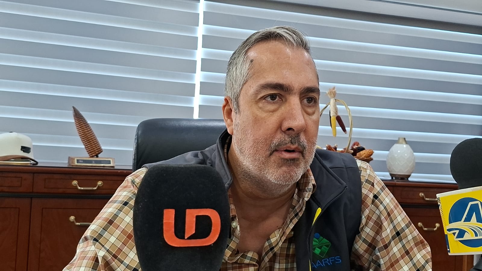 Luis Xavier Zazueta Ibarra hablando con los medios de comunicación