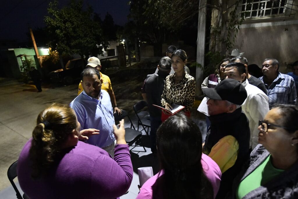 Personas en inauguración de calle en Mazatlán
