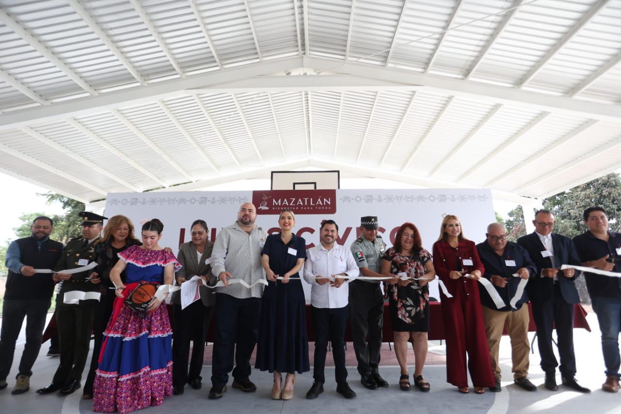 Autoridades municipales y educativas sosteniendo un listón y posando para la foto