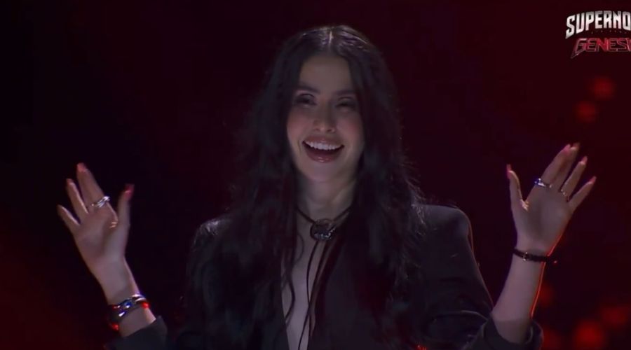Lupita Villalobos con las manos arriba