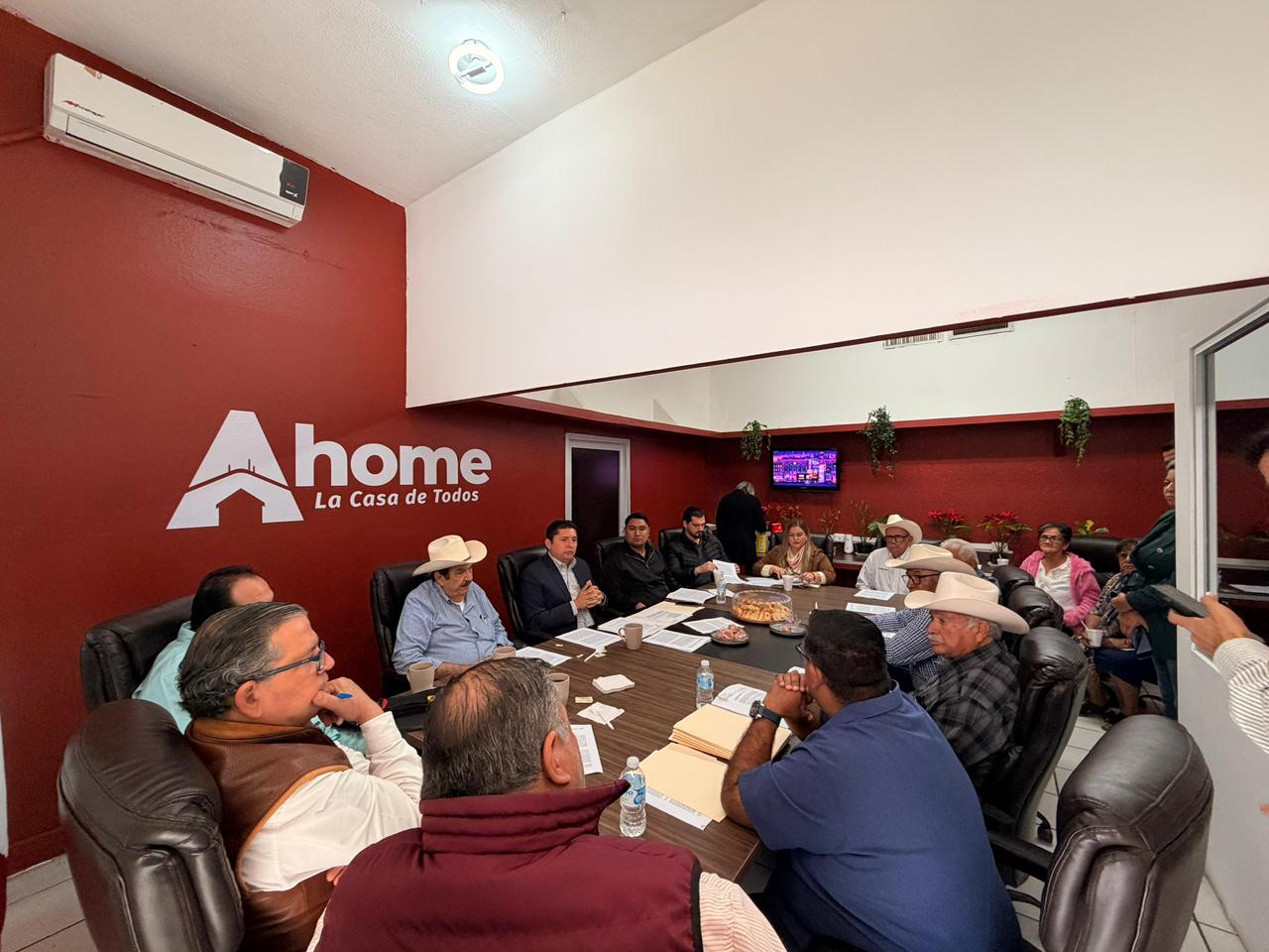 Reunión de funcionarios sentados en una mesa