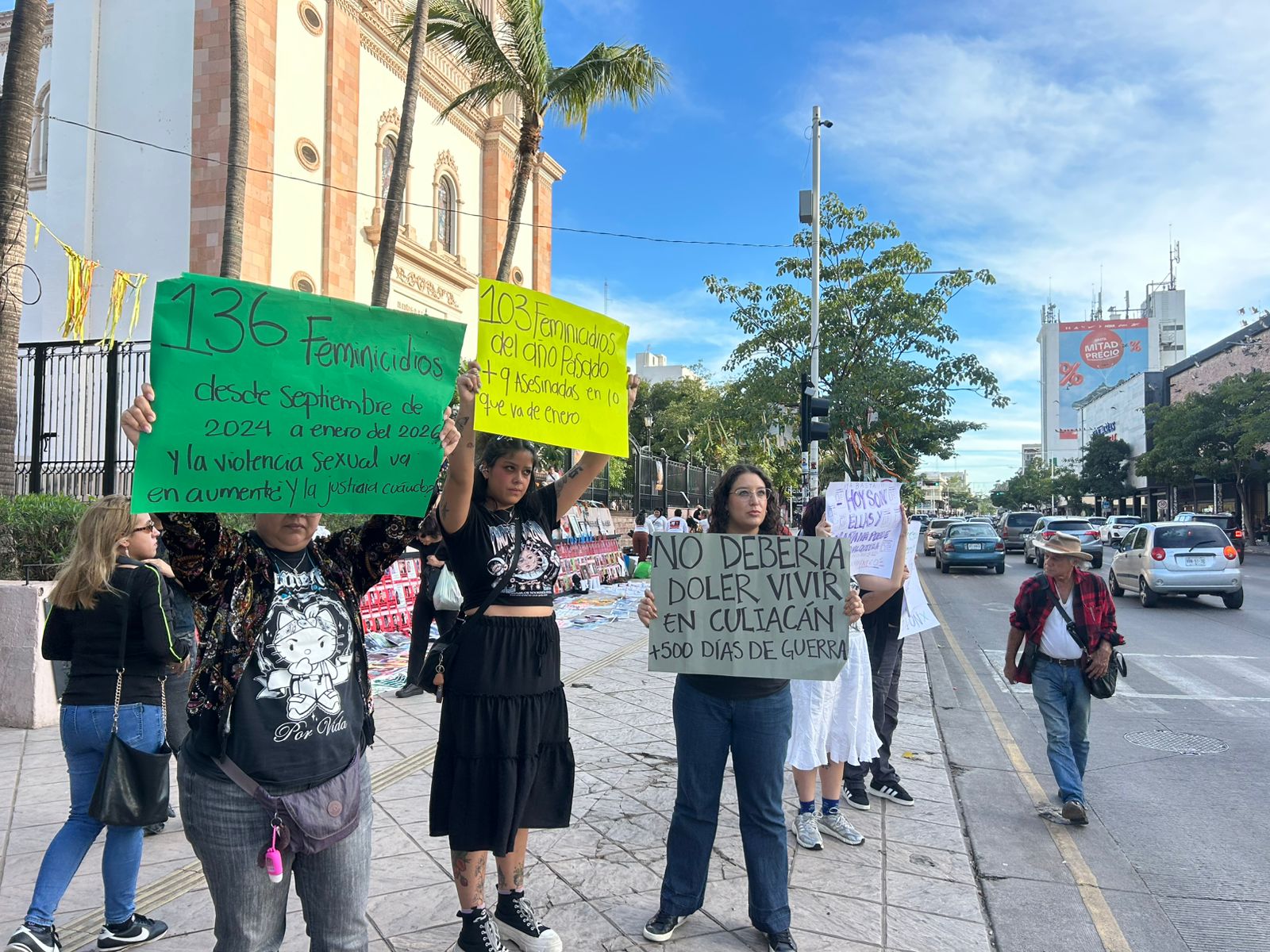Feministas con carteles en la manifestación