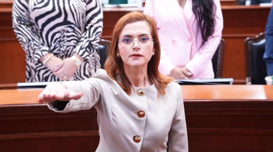 Mujer levantando la mano en señal de protesta