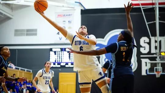 Mariana Valenzuela jugando en el equipo Seton Hall Piratas.