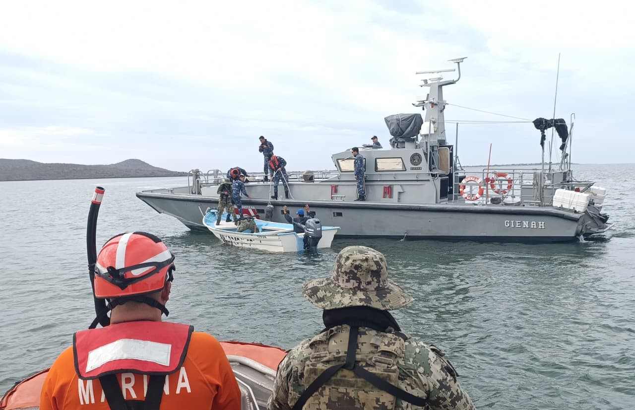 Barco con tripulación de la Marina