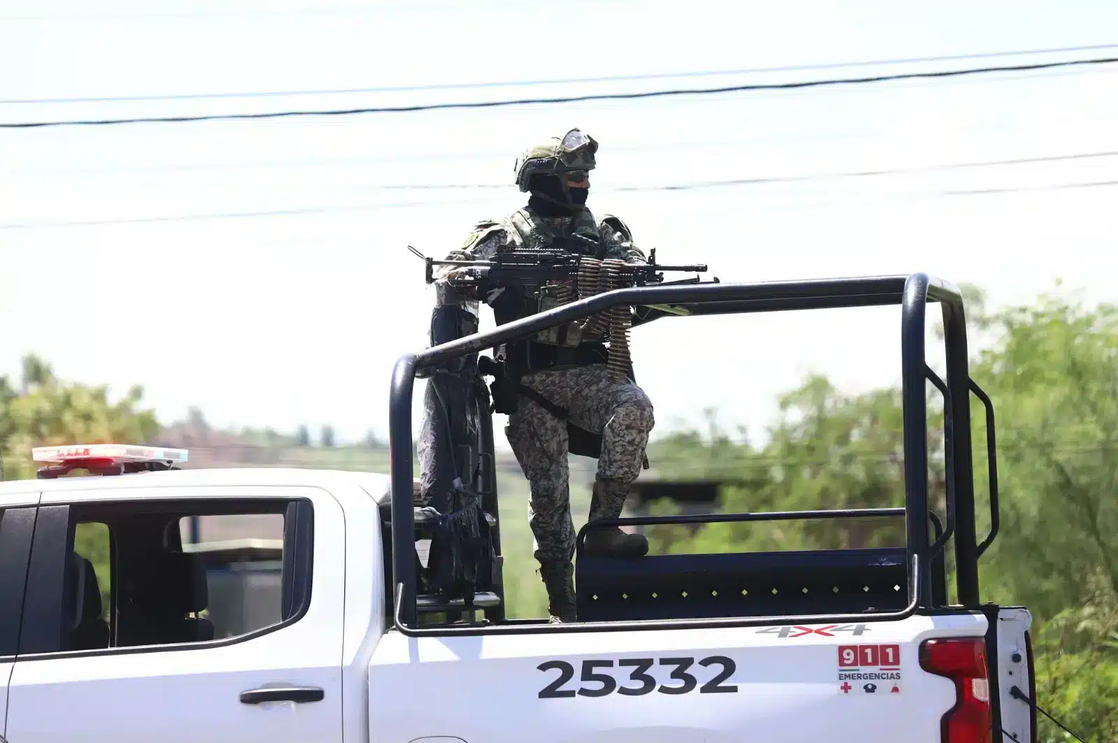Militar arriba de una unidad