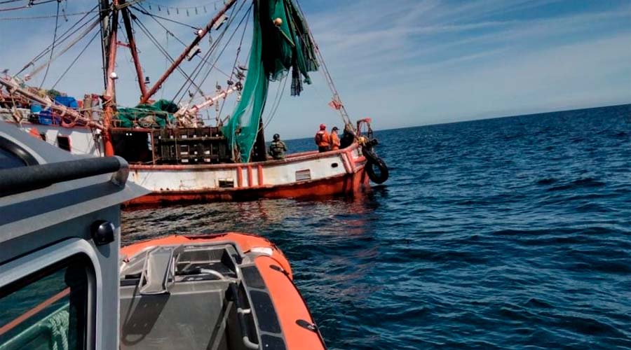 Marinos rescatan a pescadores en aguas de Guasave