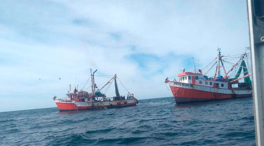 Marinos rescatan a pescadores en aguas de Guasave
