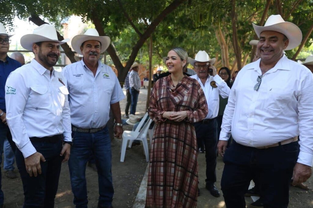 Estrella Palacios Domínguez con ganaderos