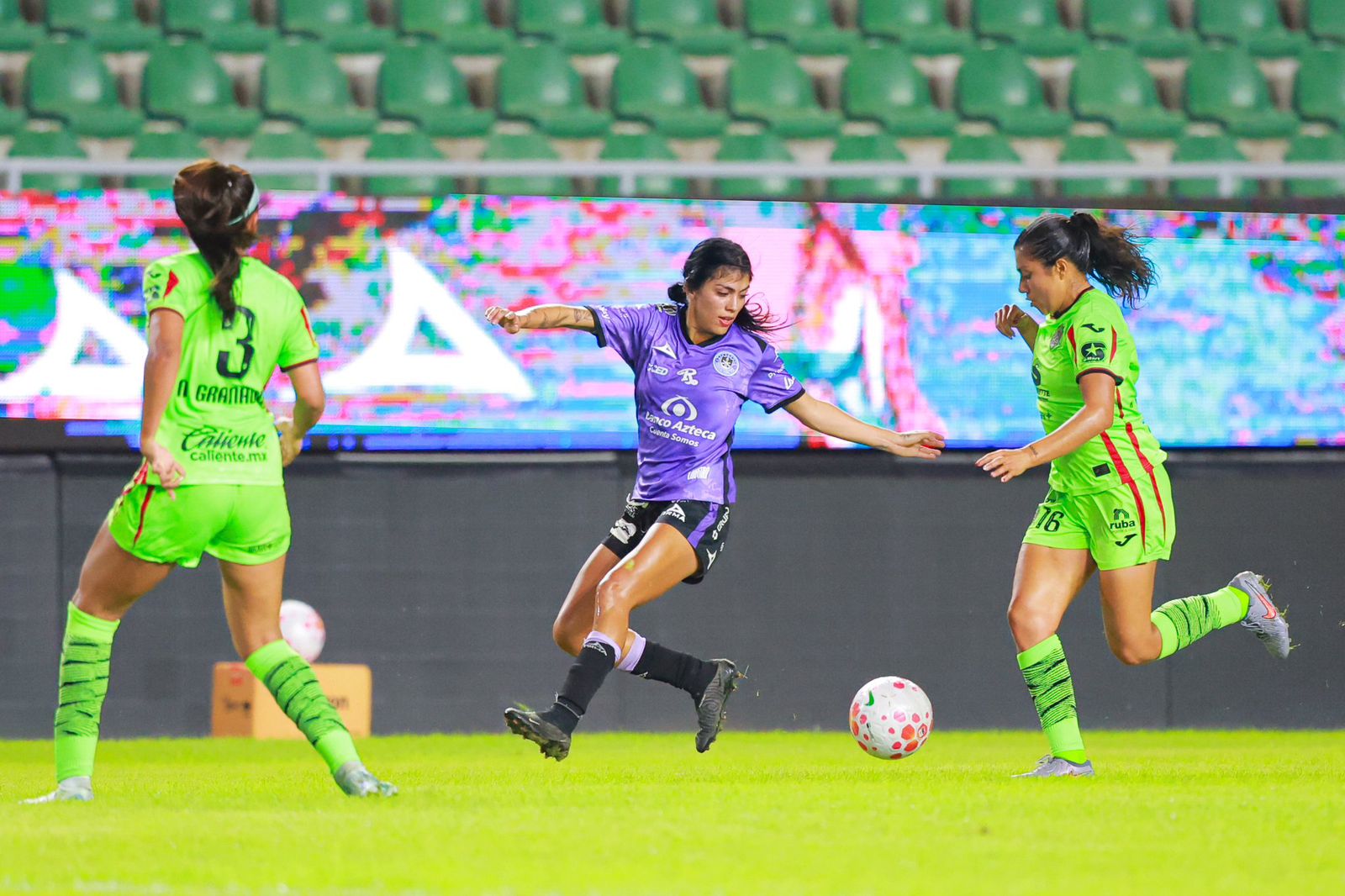 Jugadora del Mazatlán FC Femenil junto a las de FC Juárez
