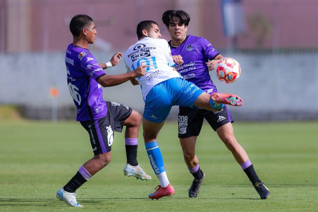 Dso jugadores del Mazatlán FC junto a uno del Puebla