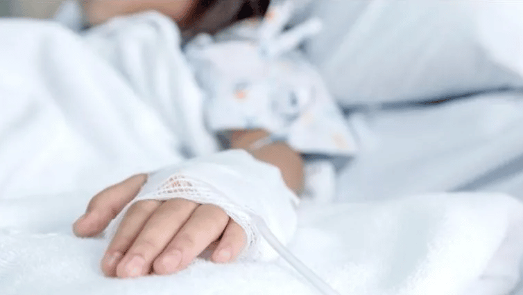 Menor en camilla de hospital