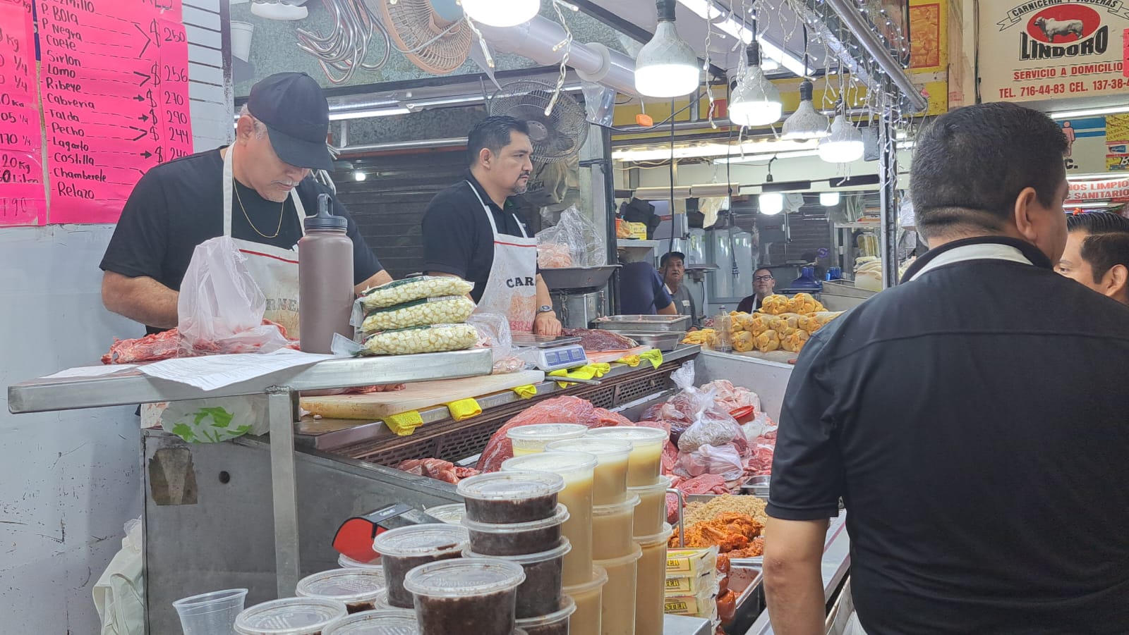 “A veces se ‘cuelgan’ en los precios”: Amas de casa que acuden al mercado Garmendia