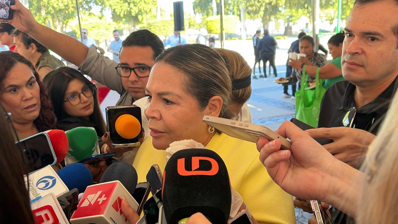 Mercedes Ibarra Medina, directora del Sistema DIF Sinaloa siendo entrevistada con micrófonos de diferentes colores