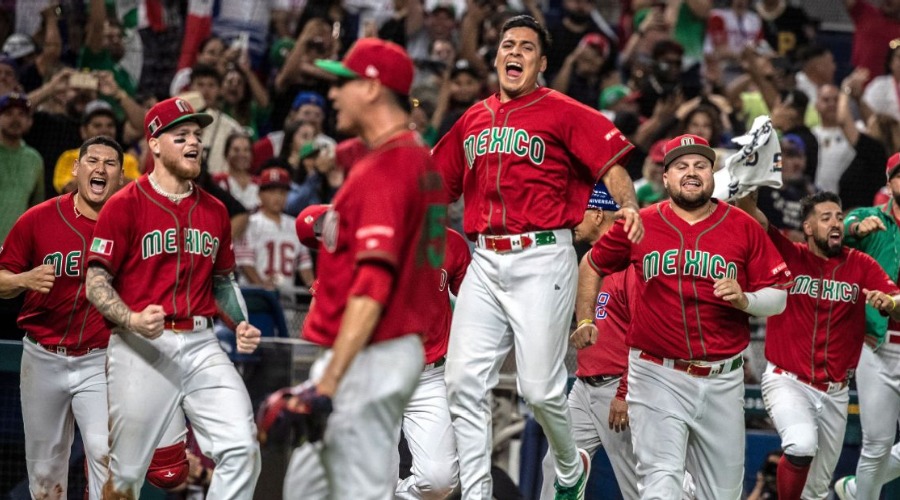 Jugadores de la selección mexicana de beisbol celebrando