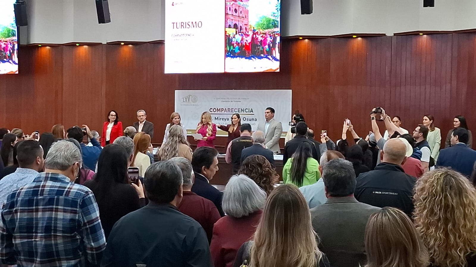 Comparecencia de Mireya Sosa Osuna junto a los diputados