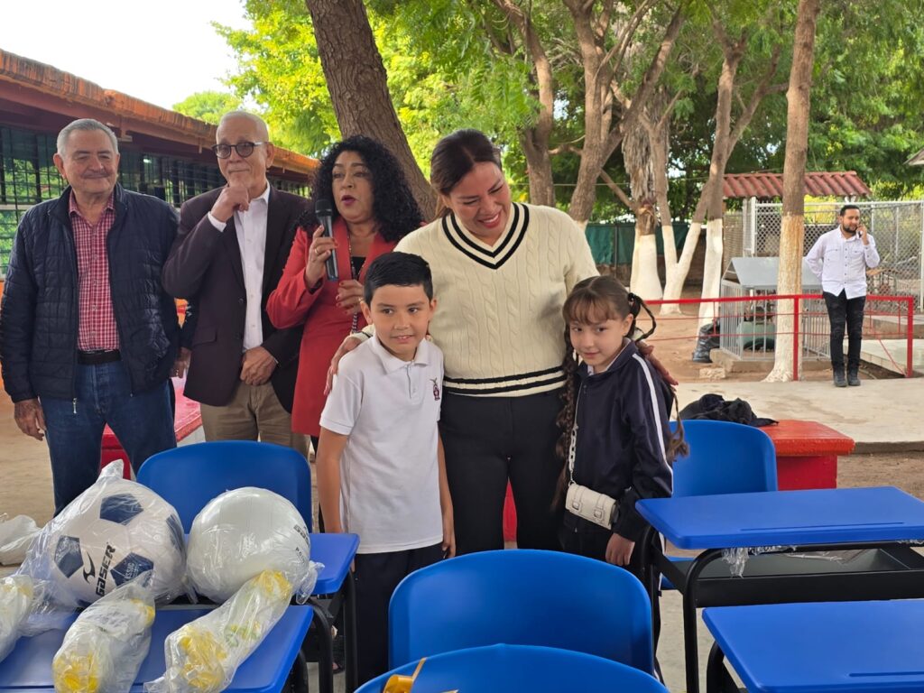 Nuevas mesas y sillas en primaria de Juan José Ríos