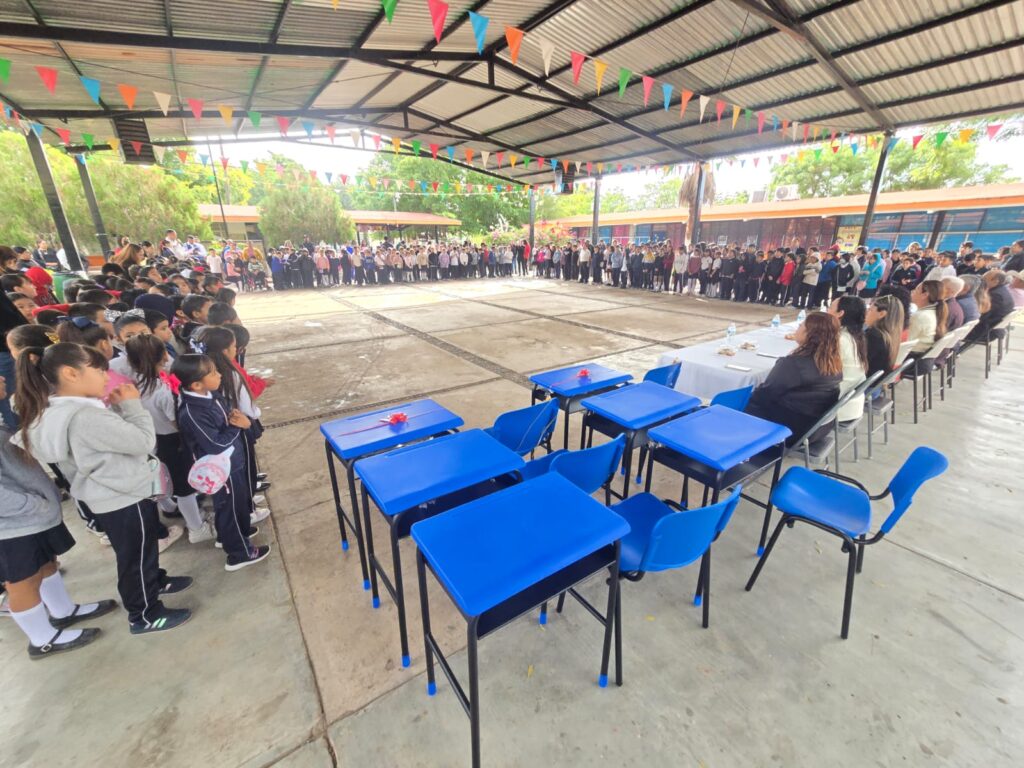 Nuevas mesas y sillas en primaria de Juan José Ríos
