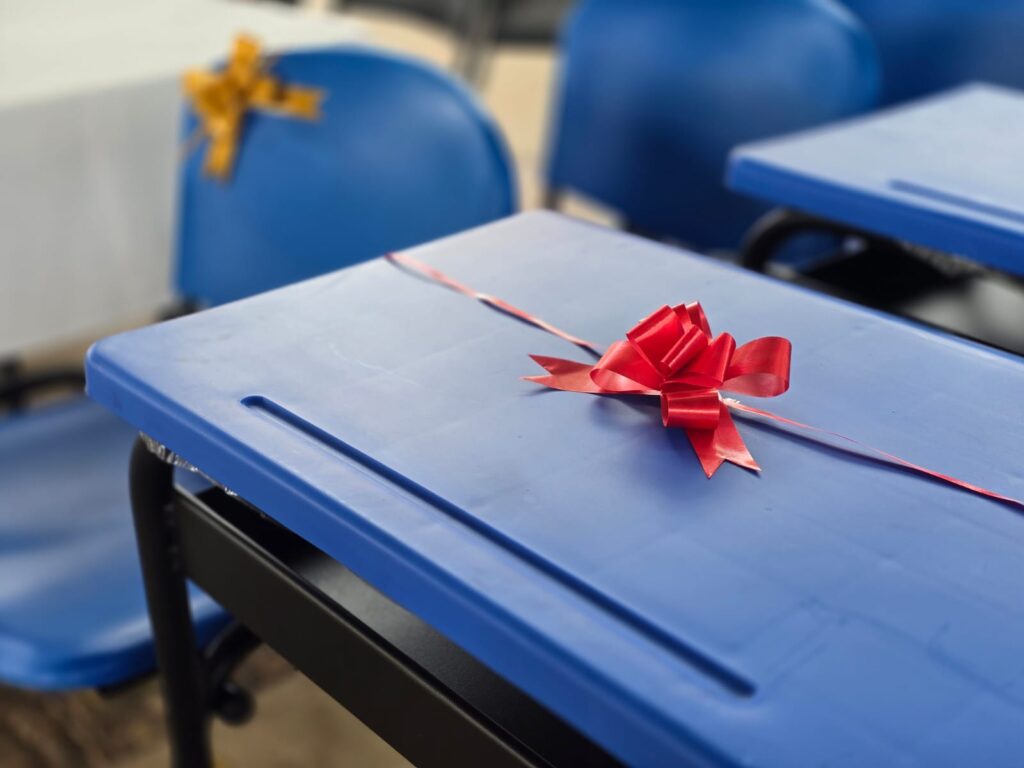 Nuevas mesas y sillas en primaria de Juan José Ríos