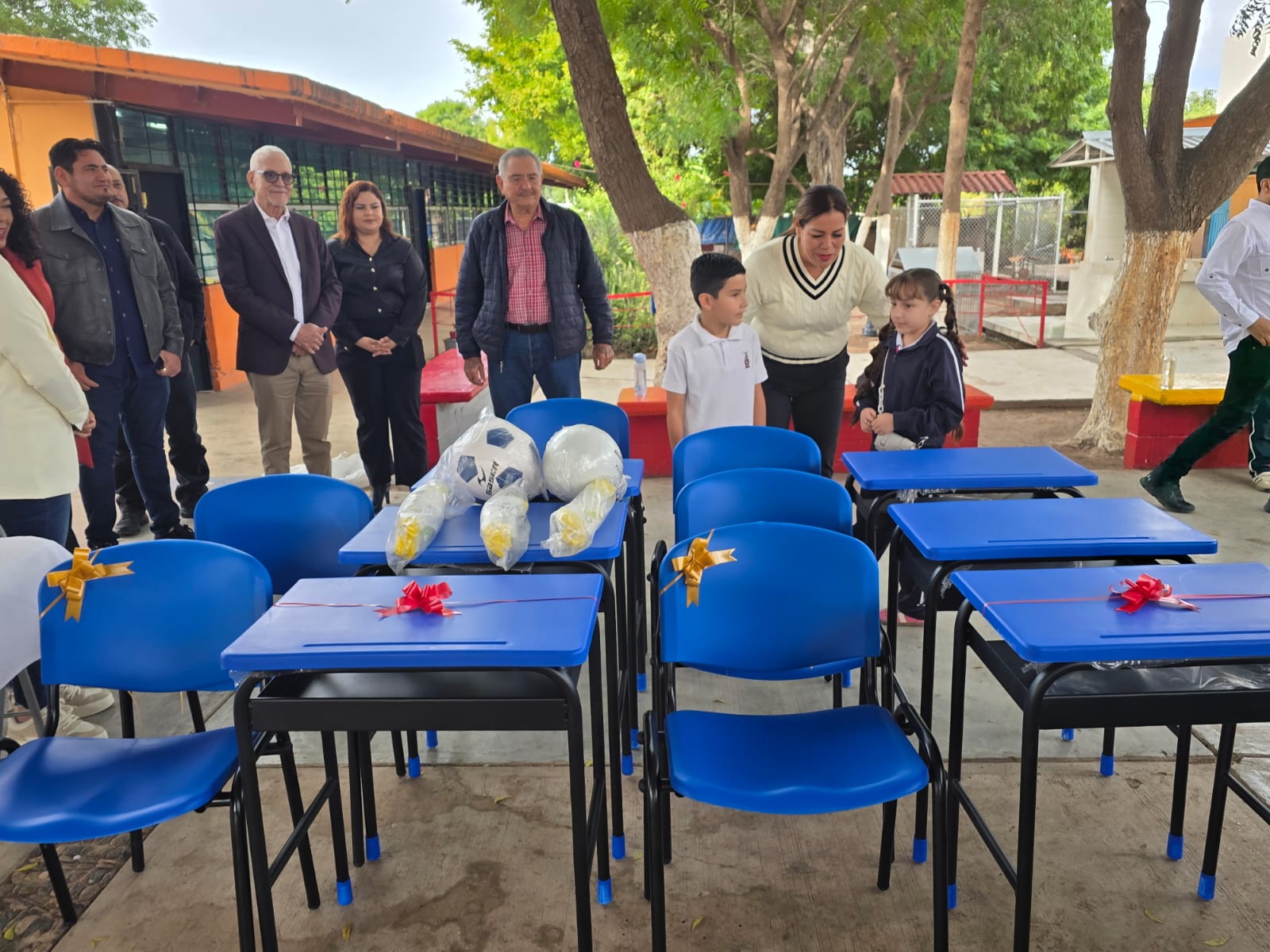 Nuevas mesas y sillas en primaria de Juan José Ríos