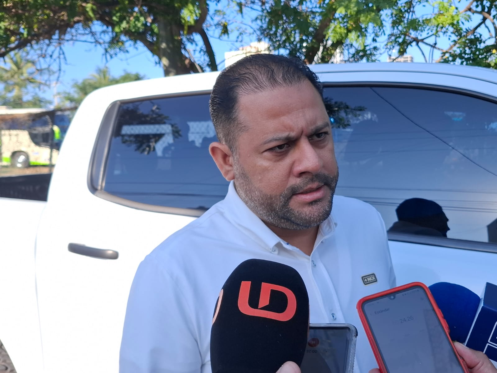 secretario del Ayuntamiento de Mazatlán, Moisés Ríos Pérez hablando con los medios