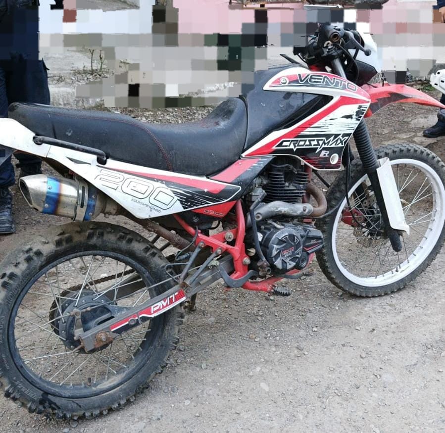 Motocicleta tipo Cross recuperada.