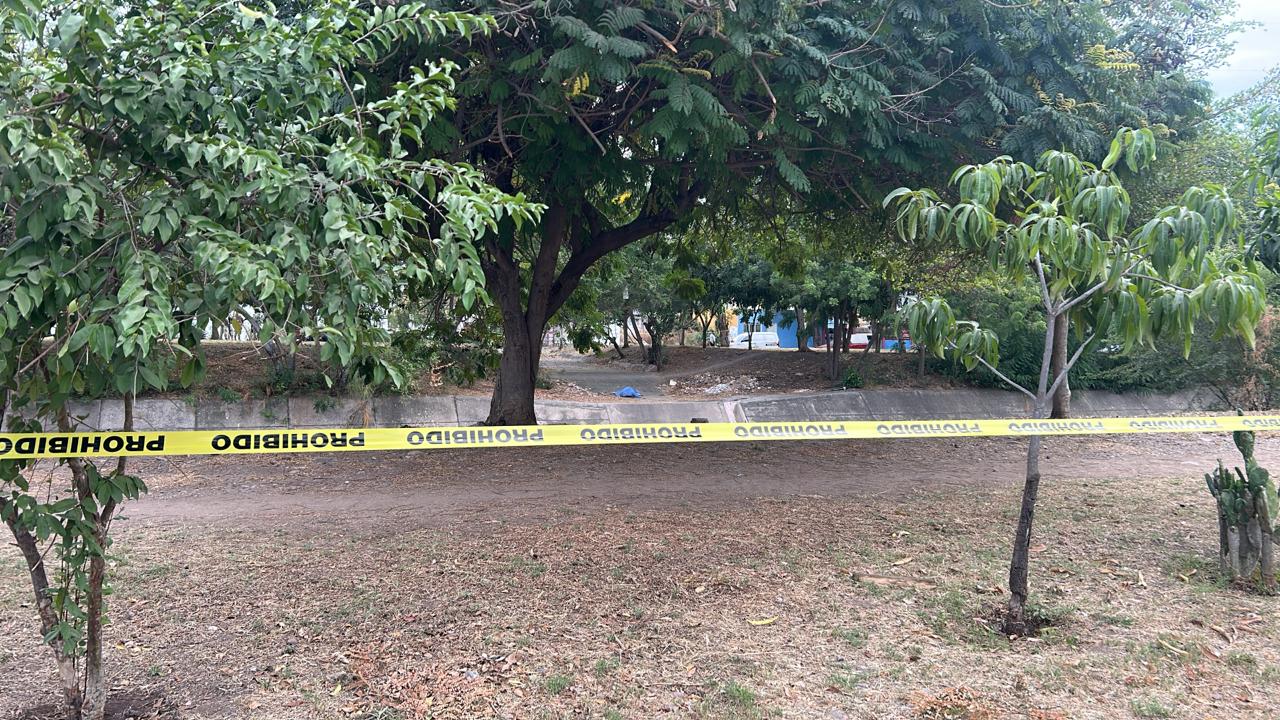 Canal de aguas pluviales con una cinta de seguridad acordonando la zona