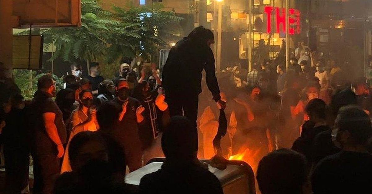 Protestas en Irán: mujeres desafían al régimen y queman velos y retratos de Jamenei