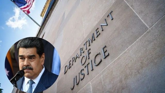 Fachada del Departamento de Justicia en Estados Unidos con una bandera del país en lo alto y en un círculo el presidente de Venezuela, Nicolás Maduro