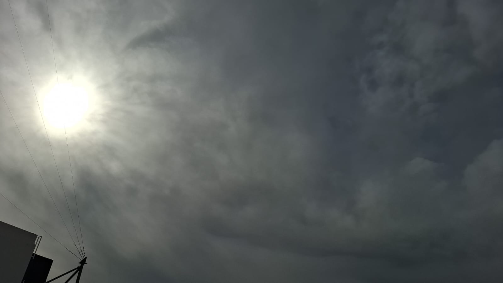 Cielo nublado con el sol siendo tapado por las nubes