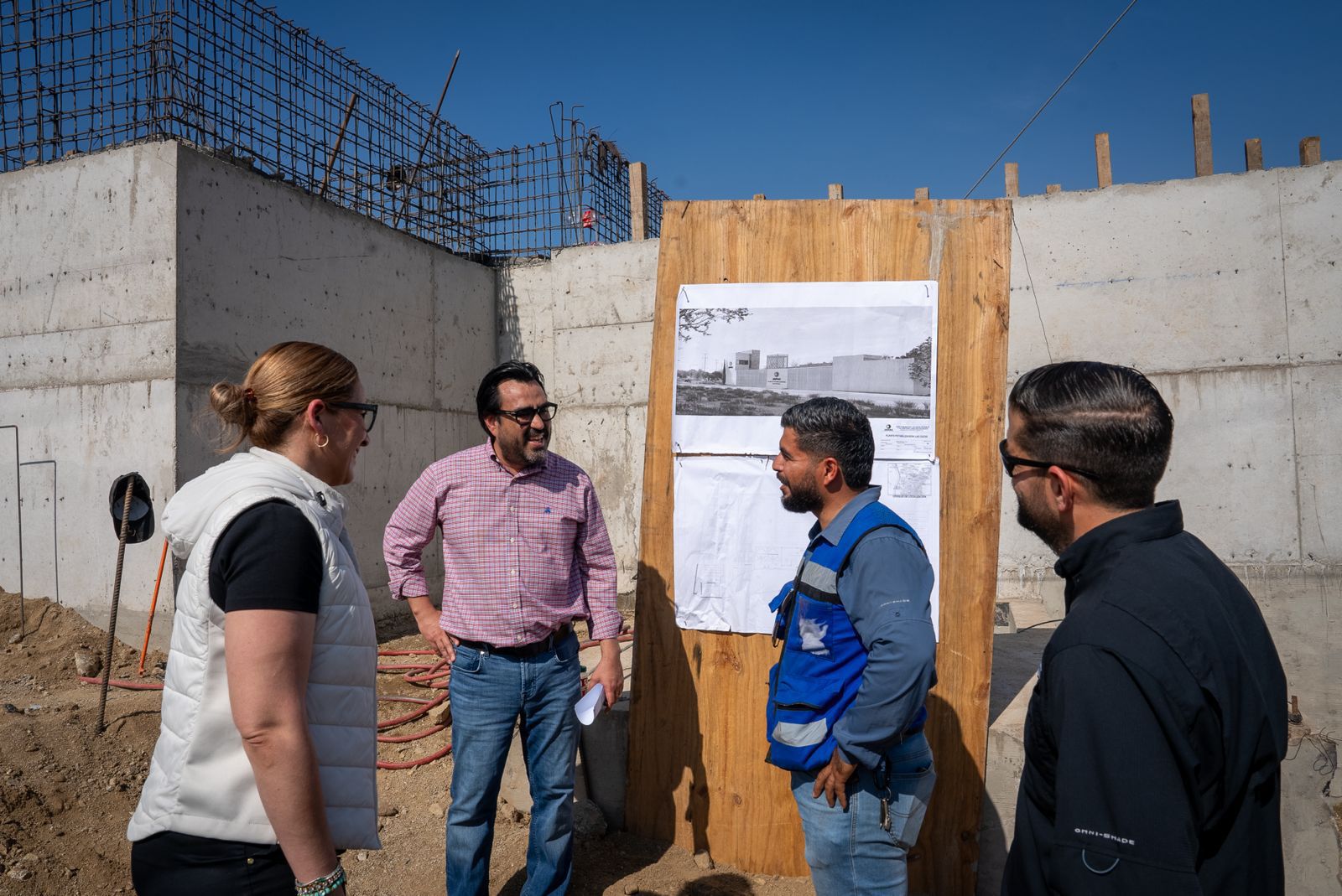 Juan de Dios Gámez junto a ingenieros encargados de la obra a sus espaldas