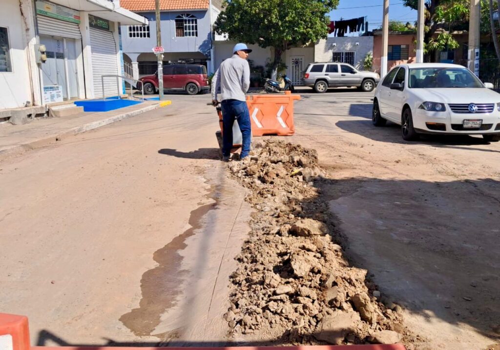 Persona en reparación de bache en Mazatlán