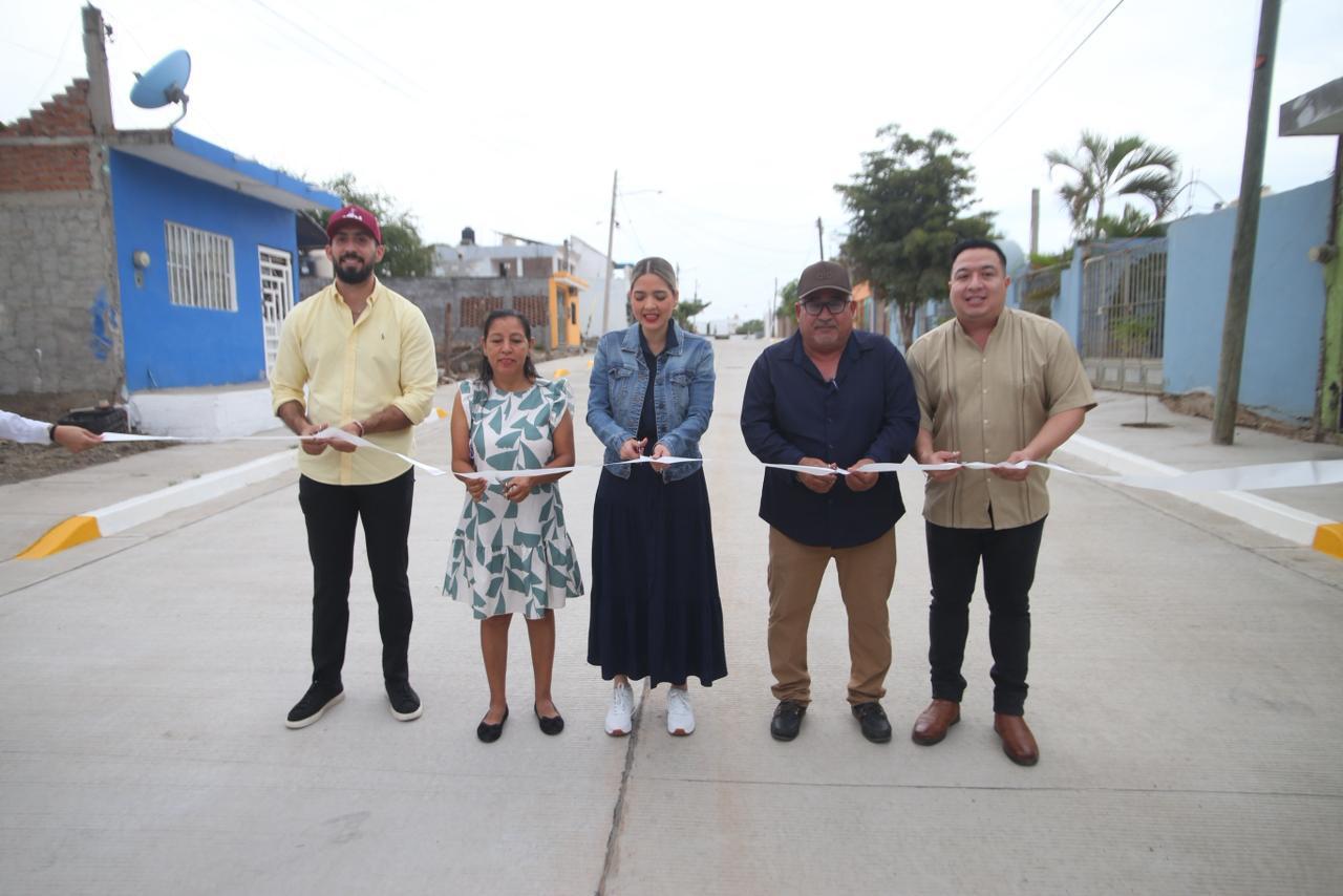 Alcaldesa de Mazatlán cortando listón