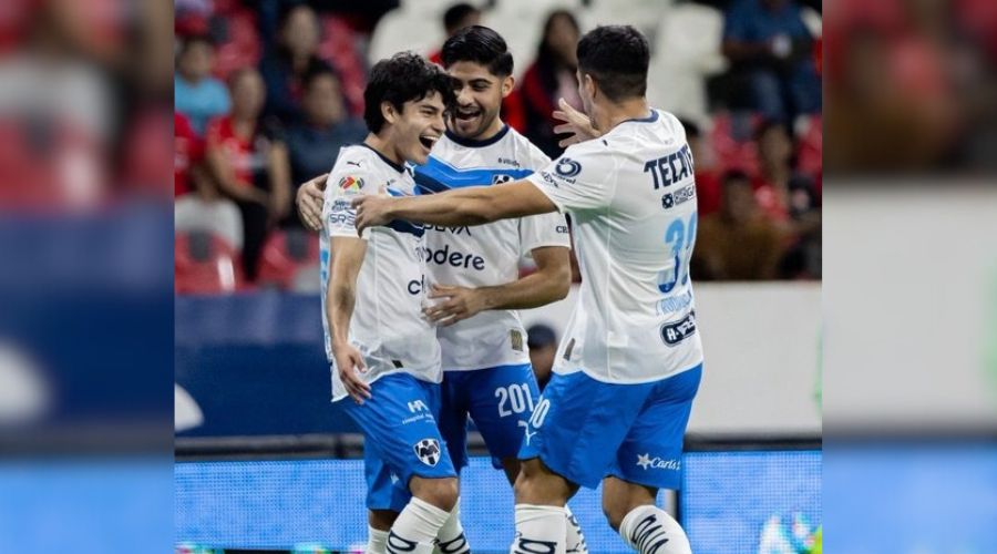 Omar Gálvez celebrando un gol con sus compañeros