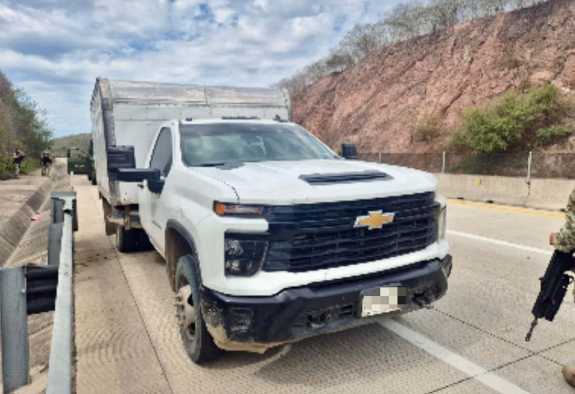 Ejército asegura una camioneta con seis mil litros de hidrocarburos