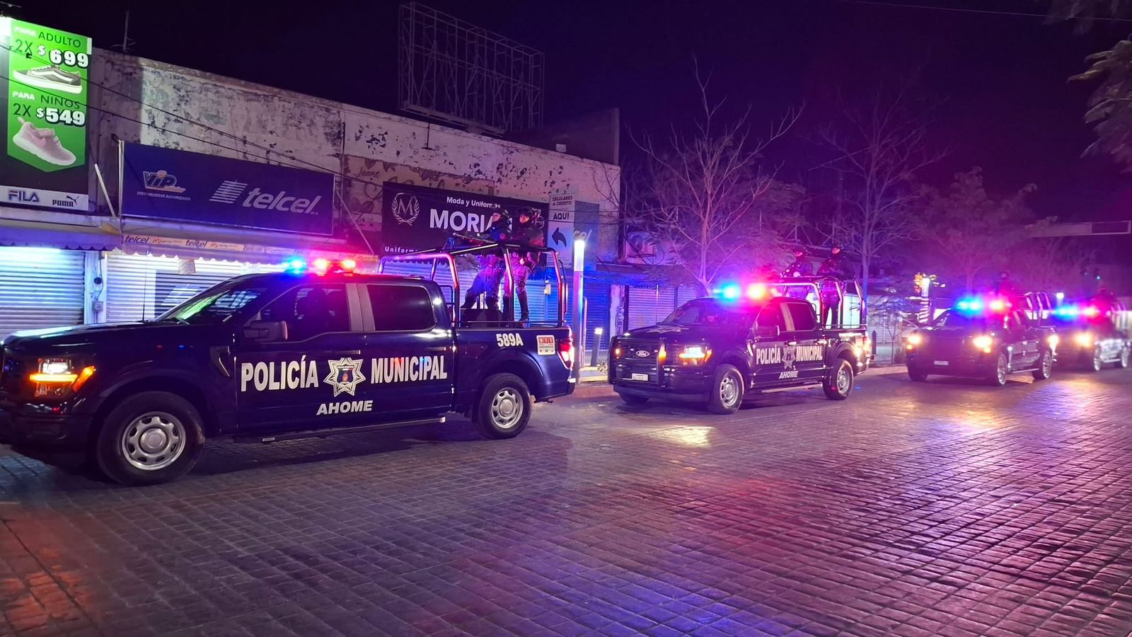 Unidades policiacas en filas y con las torretas prendidas