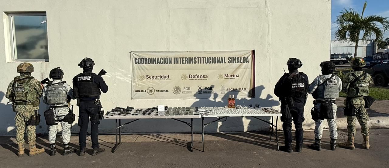 Elementos del Grupo Interinstitucional junto a lo asegurado en el penal de Culiacán.