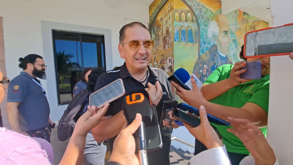 Óscar García Osuna hablando con los medios