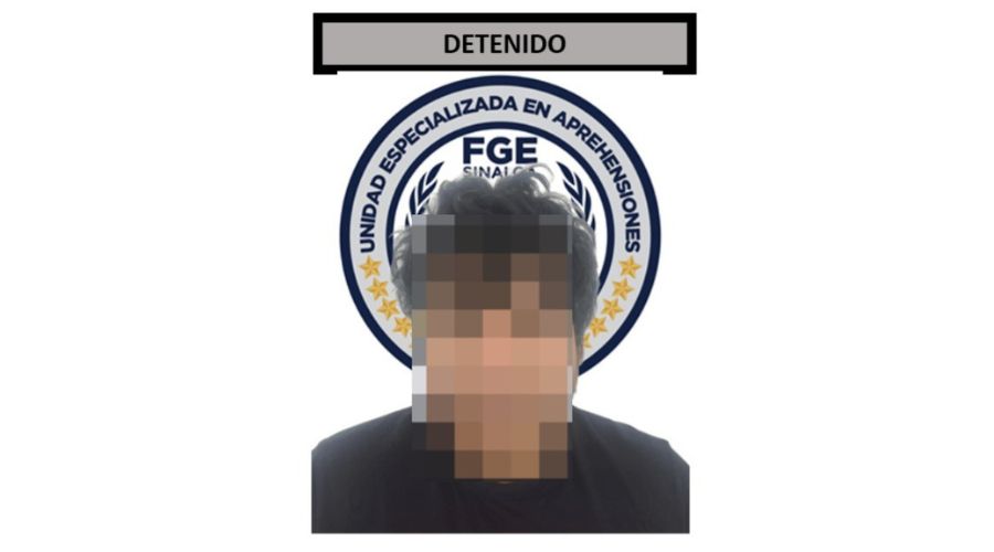 Persona con la cara blureada y atrás el logo de la FGE