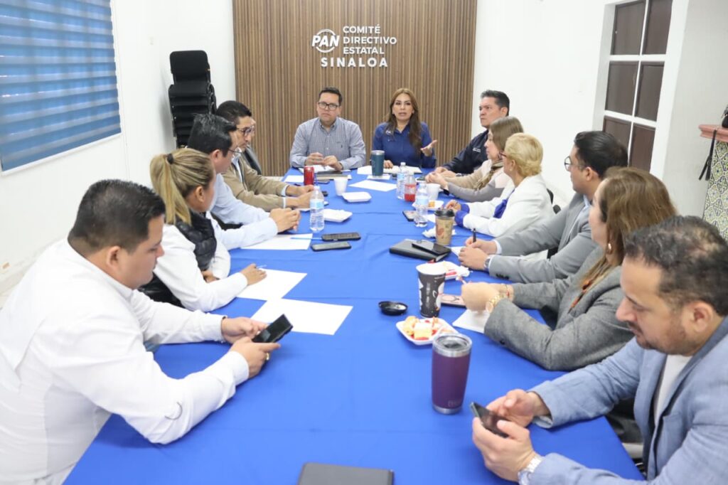 Regidores junto a directivos del pan en una mesa